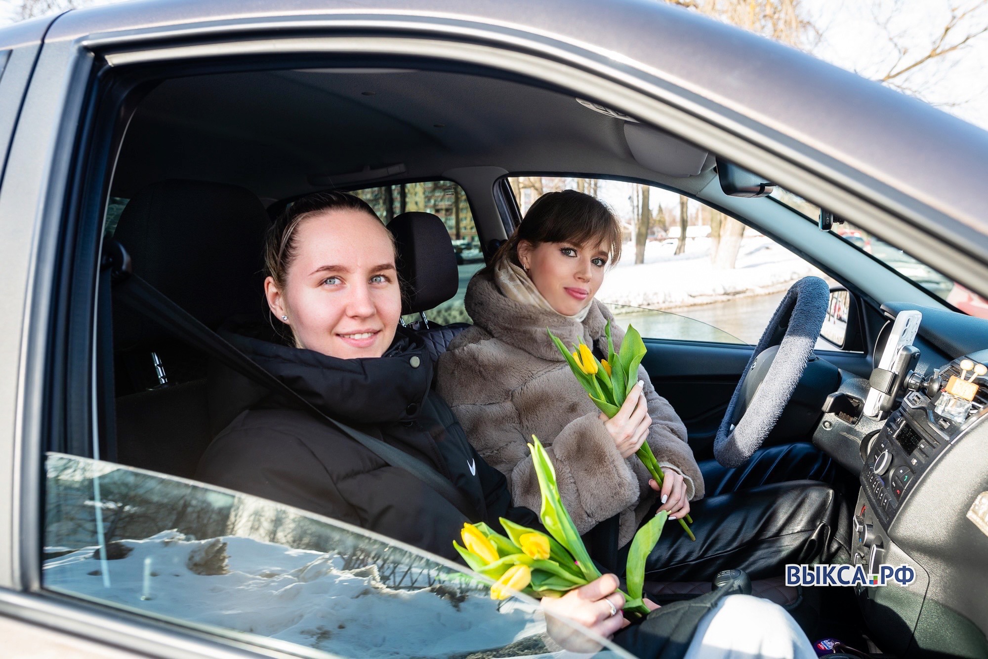 Остановитесь, вам цветы! Женщин-водителей и пассажиров поздравили с 8 Марта 📷