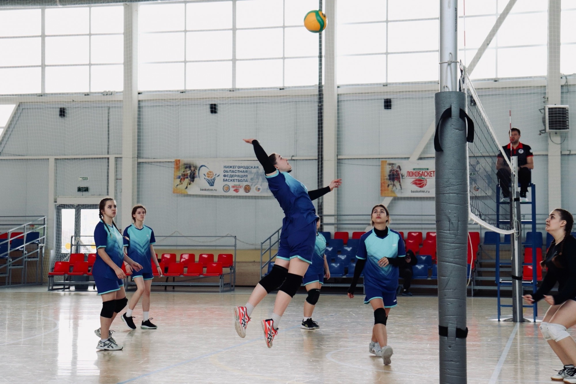 Женские команды сразились во втором туре чемпионата Выксы по волейболу