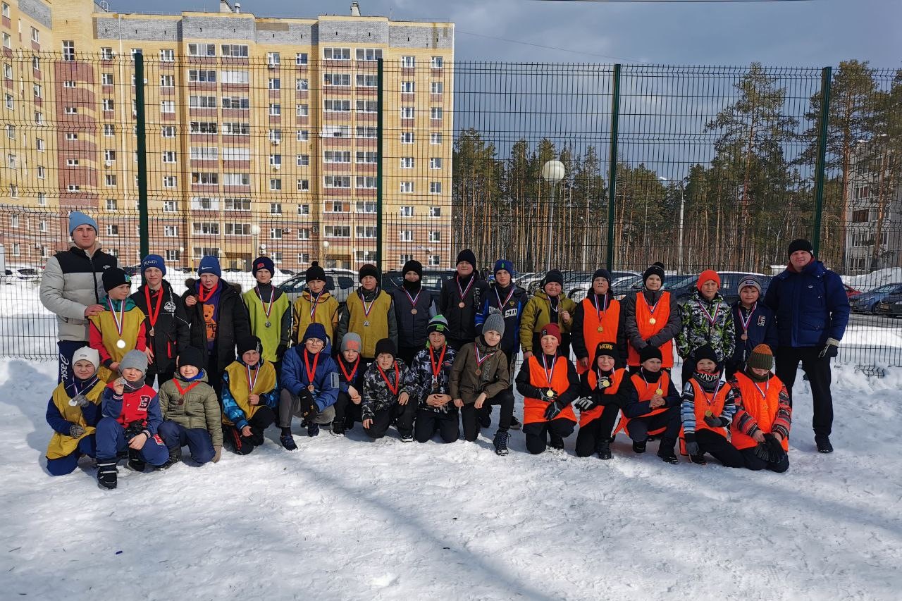 Зимний турнир по мини-футболу устроили во дворе микрорайона Жуковского