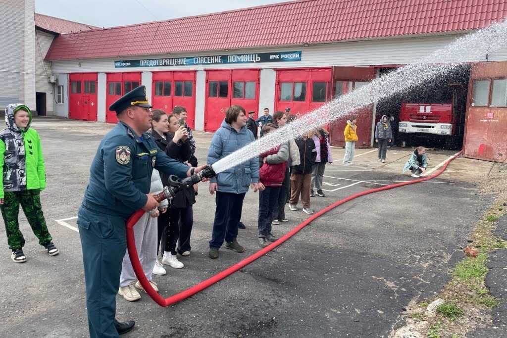 Белгородским школьникам провели экскурсию по пожарной части