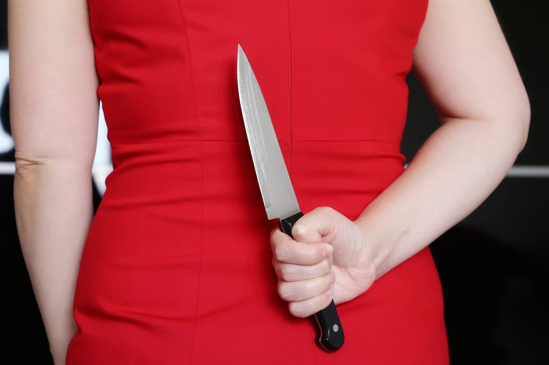 Удар в спину: женщина напала с ножом на деверя